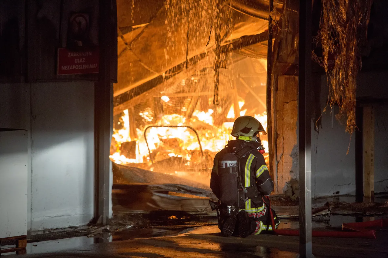 Rijeka: veliki požar u skladištu Elgrada, na tereenu svi raspoloživi vatrogasci