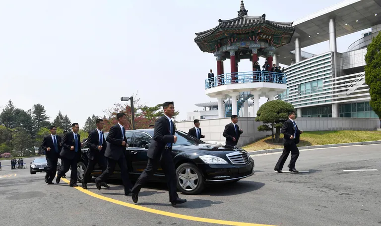 Povijesni trenutak prelaska linije razdvajanja dviju Koreja obilježilo i Kimovo osiguranje