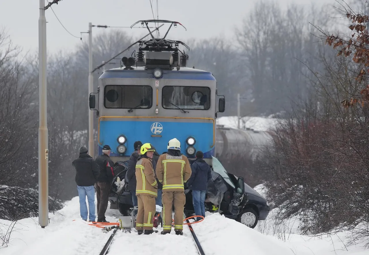 Teretni vlak usmrtio mladi par u automobilu