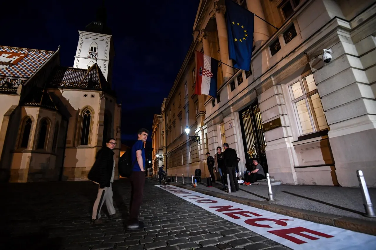 Noćni prosvjed na Markovom trgu zbog Zakona o obnovi Zagreba