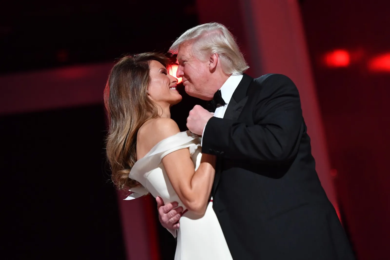 Na dan pobjede Donalda Trumpa 2016., Melania je sa svojim suprugom zaplesala u profinjenoj bijeloj haljini koja joj je istakla vitku liniju. 