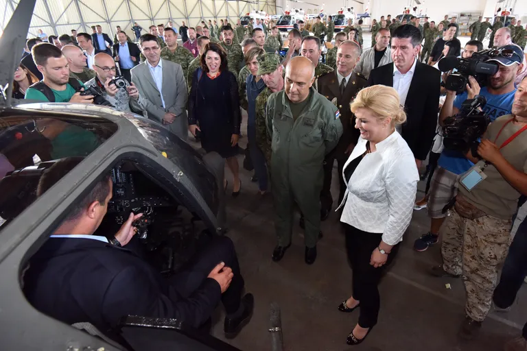 Predsjednica Grabar-Kitarović na predstavljanju novih helikoptera Kiowa Warrior
