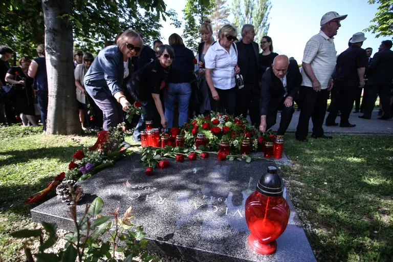 Članovi SDP-a položili ruže na grob Ivice Račana povodom obljetnice njegove smrti