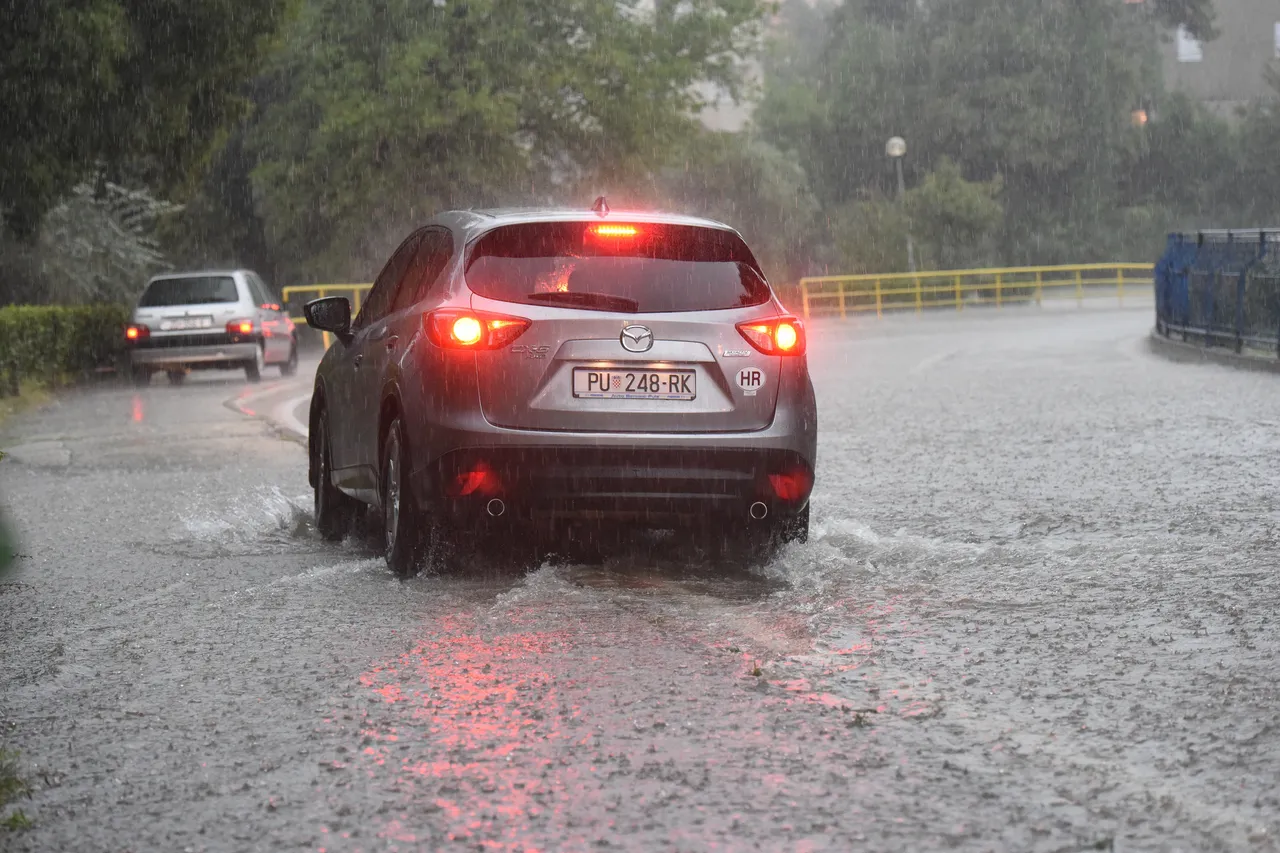 Zadar: nevrijeme praćeno grmljavinom i jakom kišom uzrokovalo poplave u gradu