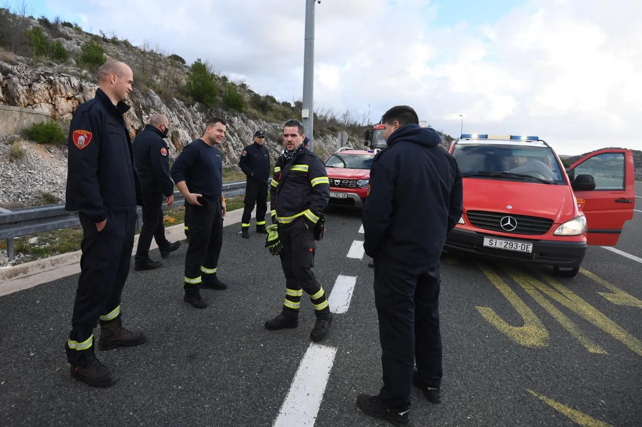 Vatrogasne postrojbe iz Dalmacije krenule prema Sisku i Petrinji