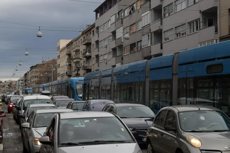 Nakon potresa velike prometne gužve i zastoj tramvaja u Šubićevoj ulici
