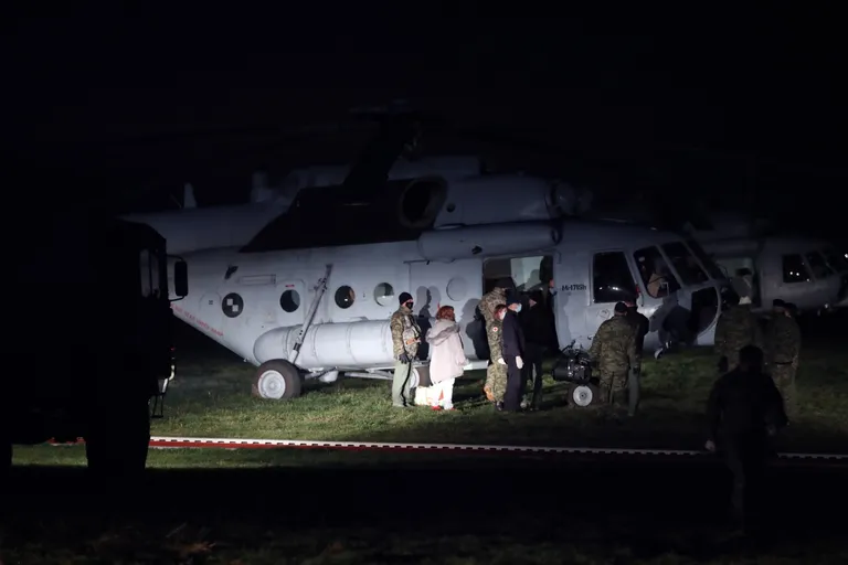 Vojnim helikopterima prevoze nepokretne osobe iz Petrinje u Zagreb