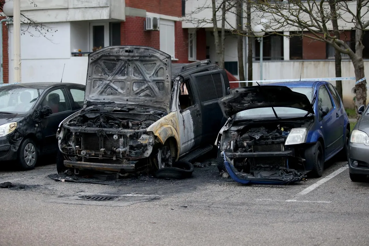 U noći u Sloboštini izgorjela tri parkirana automobila