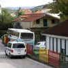 Vozač autobusa koji je uletio u vrtić u šoku: Proletio je kroz dvorište. Ne zna se uzrok