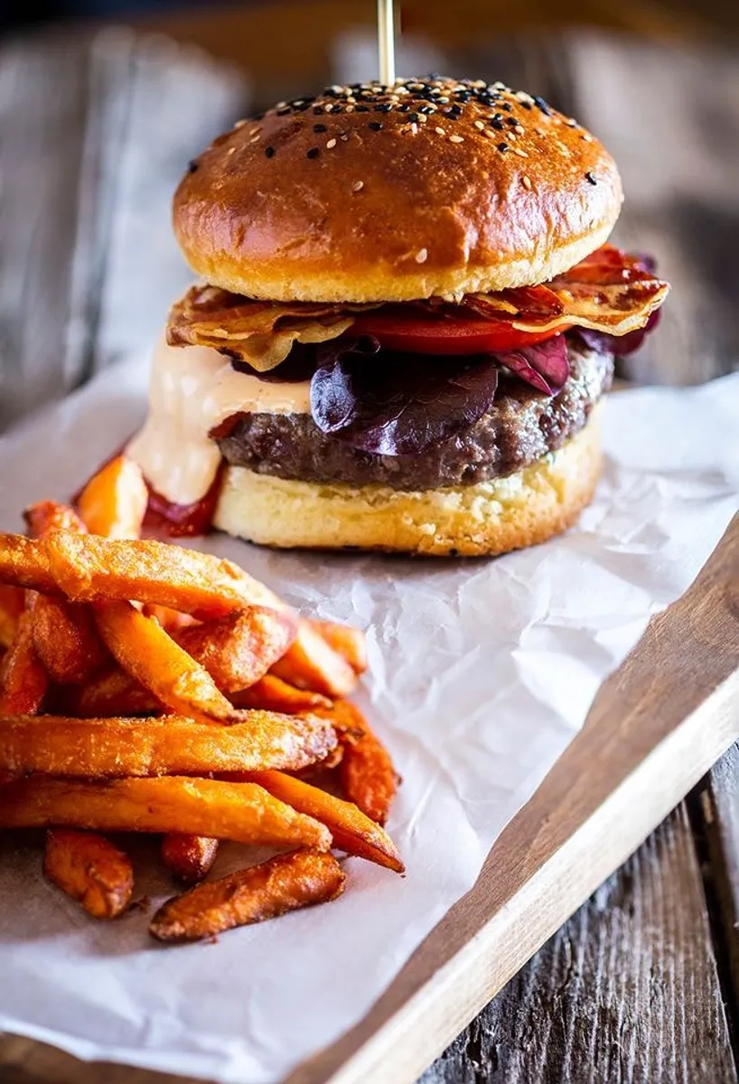 Burger Bar Mrav slasnim klasičnim i smash burgerima i beef pastrami sendvičima zadovoljiti će svako nepce.