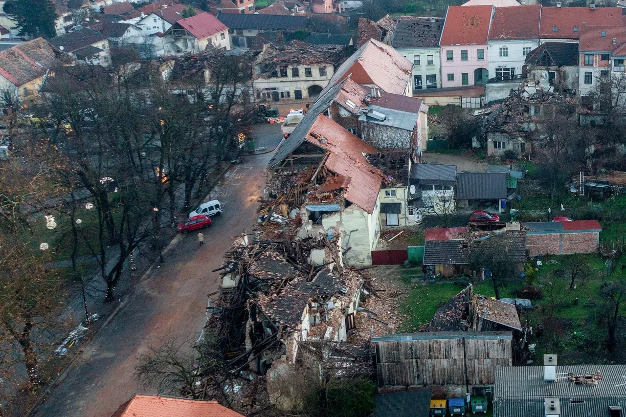 Fotografije iz zraka na posljedice jučerašnjeg potresa u Petrinji