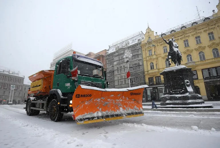 Ralica uklanja snijeg s Trga bana Josipa Jelačića