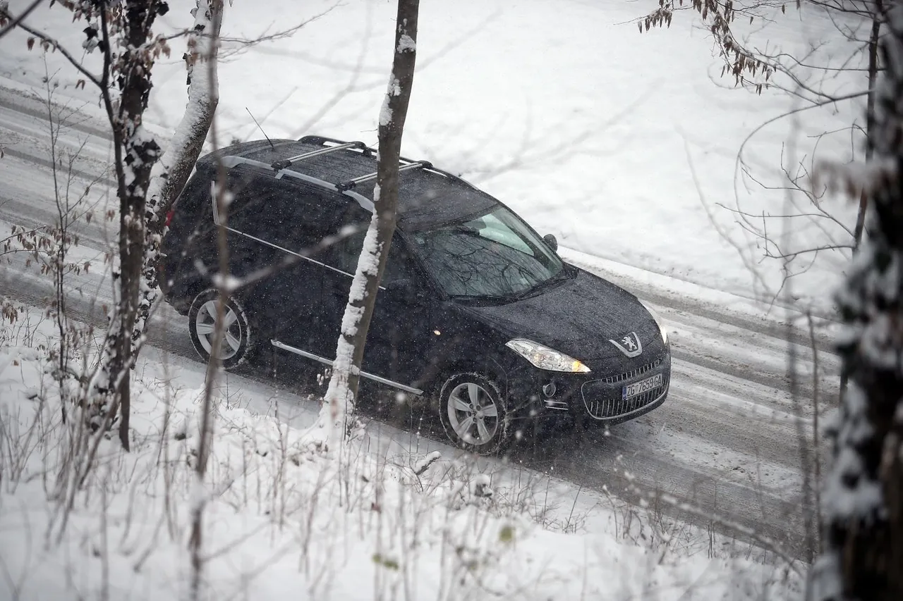 Na Tuškancu zbog snijega automobili klizili s ceste