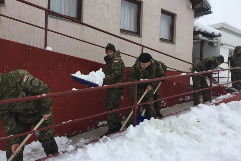 Zbog snijega angažirana vojska: 1.000 pripadnika Oružanih snaga u stanju pripravnosti