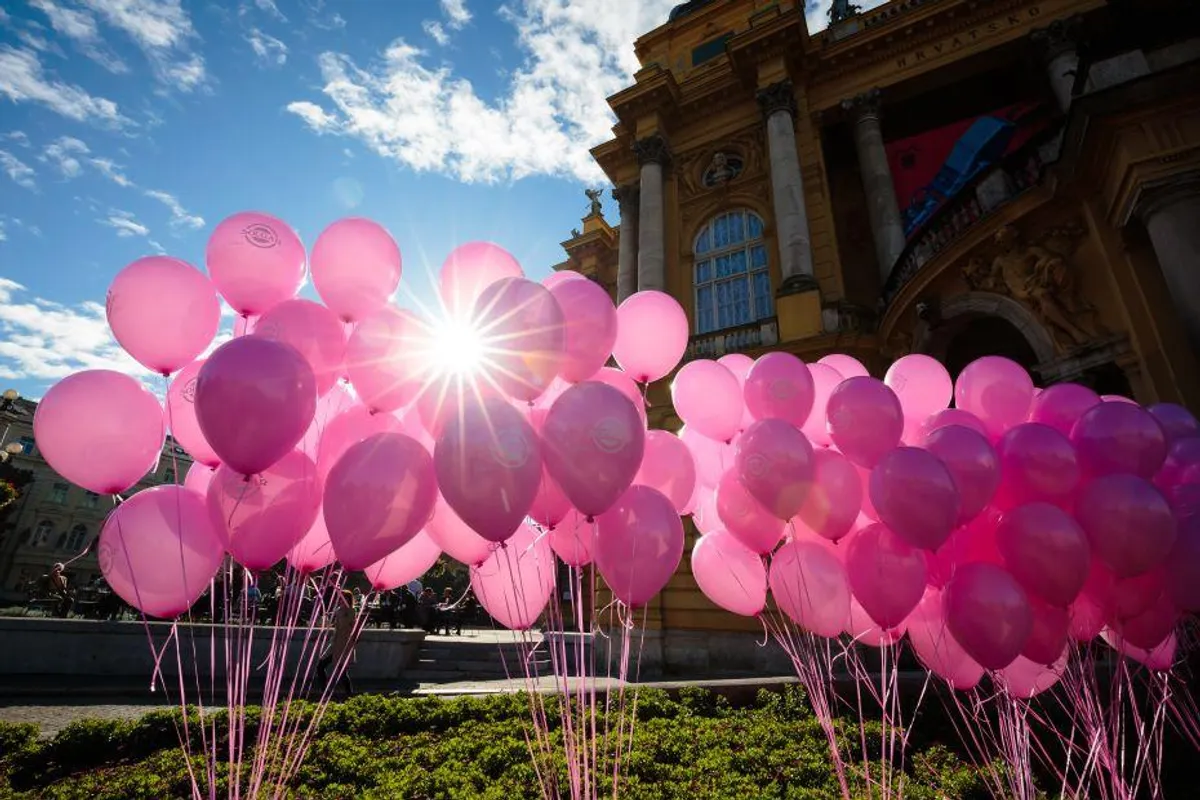 Ružičasti baloni u znak sjećanja na preminule od raka dojke