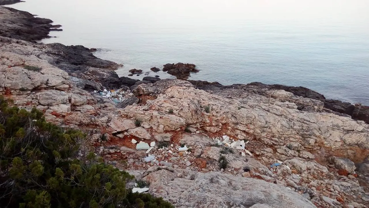 FOTO Tko je odgovoran za ovu sramotu? Najljepša hrvatska plaža uoči sezone prekrivena gomilom smeća