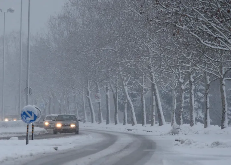 Problemi u zagrebačkom prometu: gusti snijeg jutros ponovo počeo padati