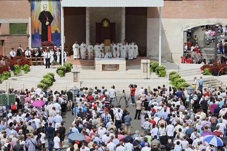 Tisuće vjernika okupile su se na proslavi blagdana Velike Gospe u Mariji Bistrici