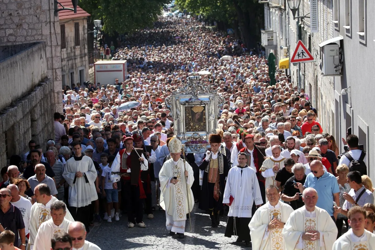 Tisuće vjernika sudjelovalo u procesiji i misnom slavlju u Sinju