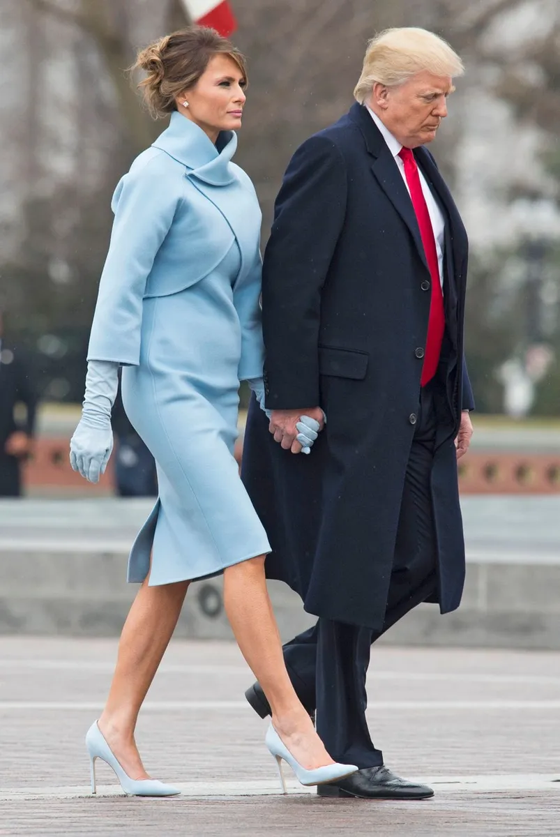 Na dan inauguracije, Melania je nosila Tiffany ton plavog kompletića i zasjenila sve ostale dame. 