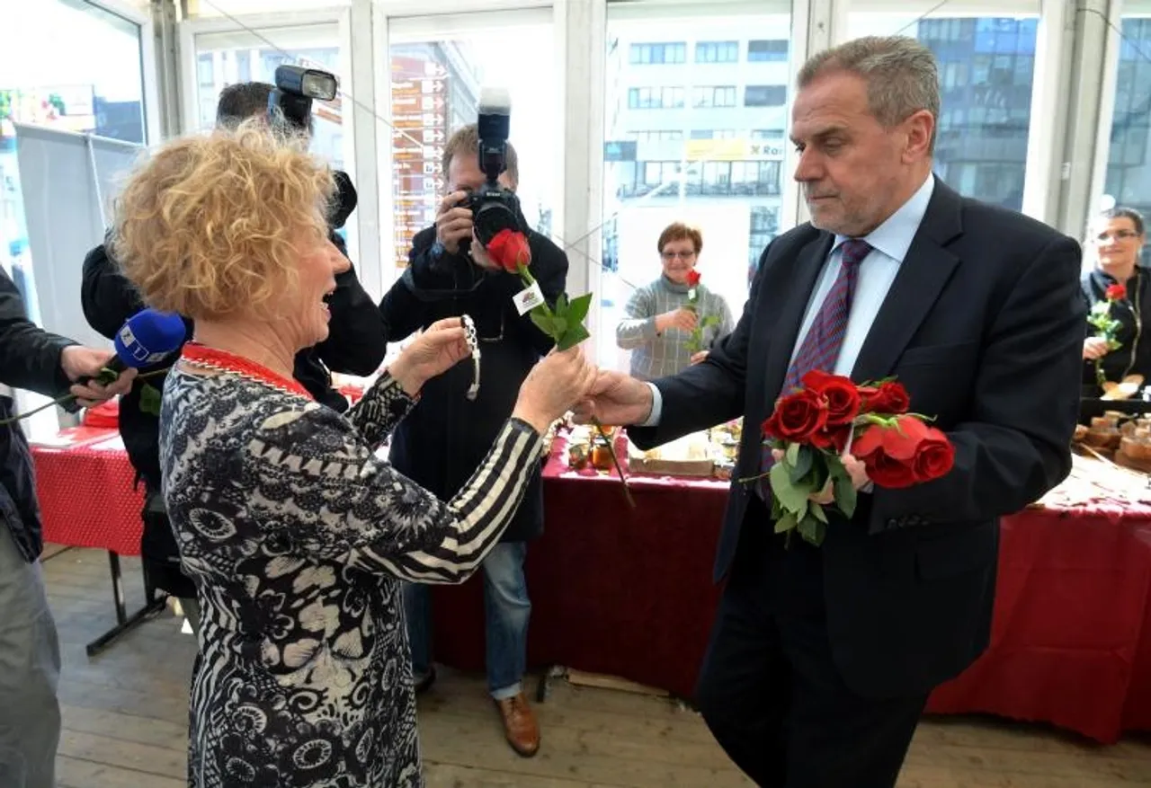 Gradonačelnik Bandić na Trgu dijelio ruže povodom Dana žena
