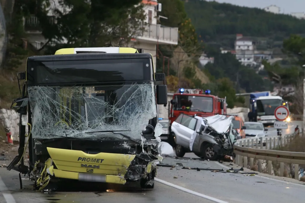 Teška nesreća kod Omiša: Sudarili se autobus i auto, jedna osoba na mjestu poginula