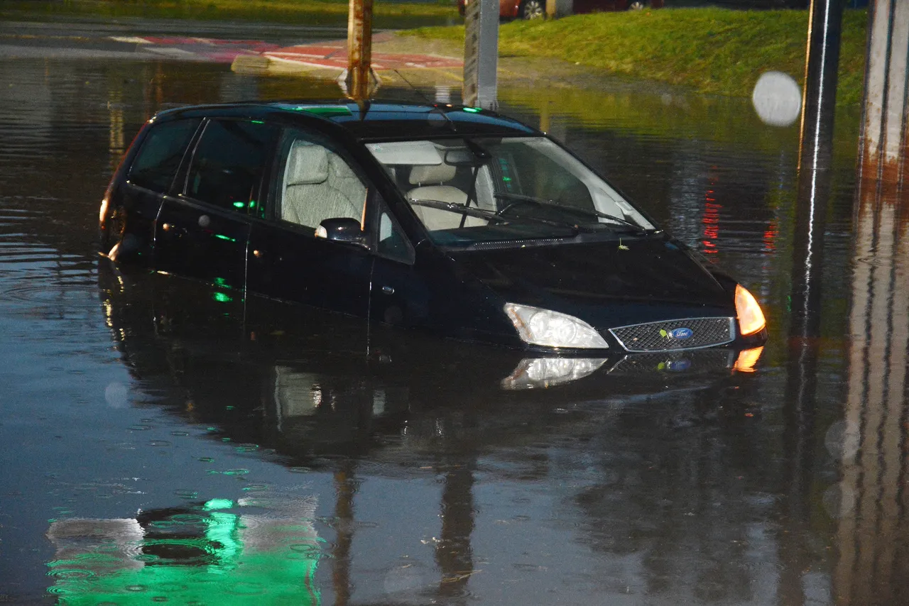 Sisak: poplavljene ceste, garaže i podrumi nakon jakog iznenadnog nevremena