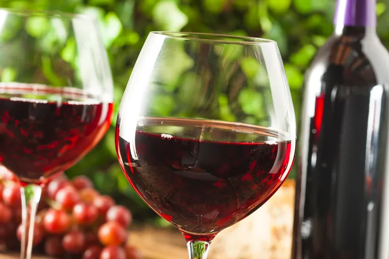 Novo istraživanje iz Australije potvrdilo je da ljudi koji piju umjerene količine vina, pogotovo uz hranu, imaju smanjeni rizik od srčanih bolesti za 30 posto. Jednom do dvije čaše dnevno smanjuje se rizik od bolesti srca