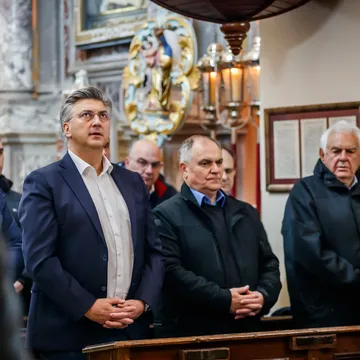 Emotivni trenuci s 25 duge procesije 'Za križen' na Hvaru. Bio i Plenković: 'U slabom sam ritmu'