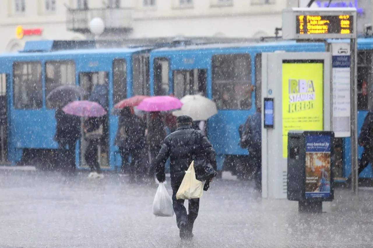 Zagreb: Iznenadni pljusak i jak vjetar rastjerali ljude s glavnog Trga