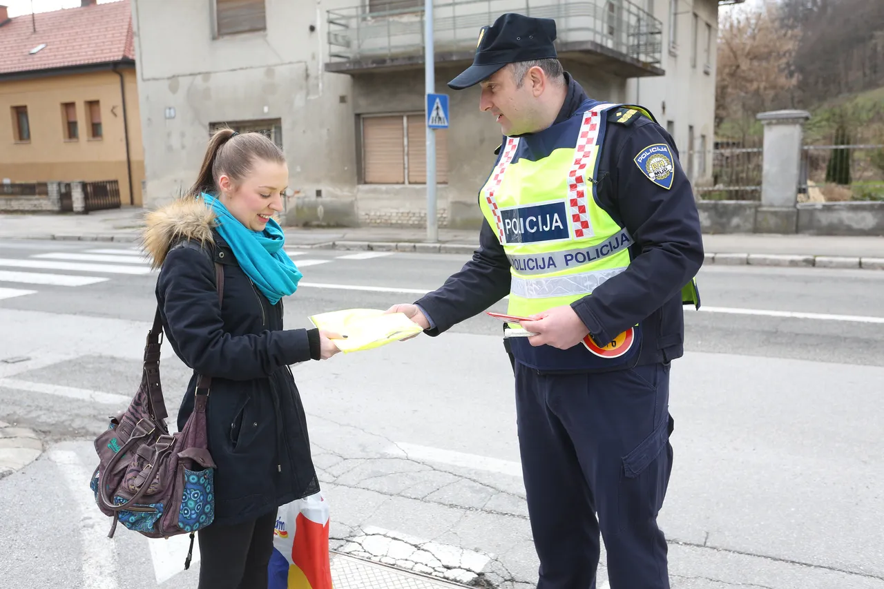 Policija ženama dijelila čokolade i reflektirajuče prsluke