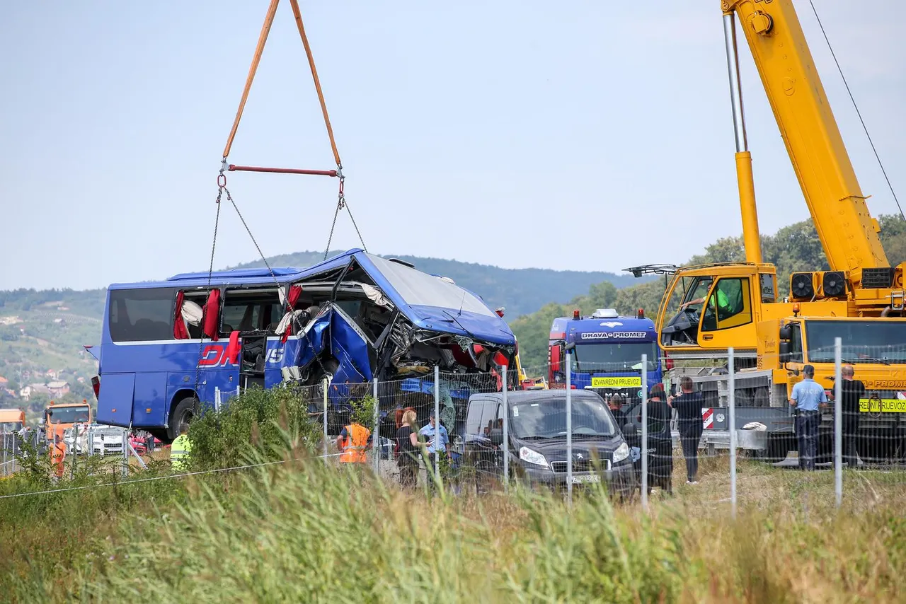 Teška nesreća na A4: Izvlačenje autobusa nakon nesreće u kojoj je poginulo 12 ljudi 
