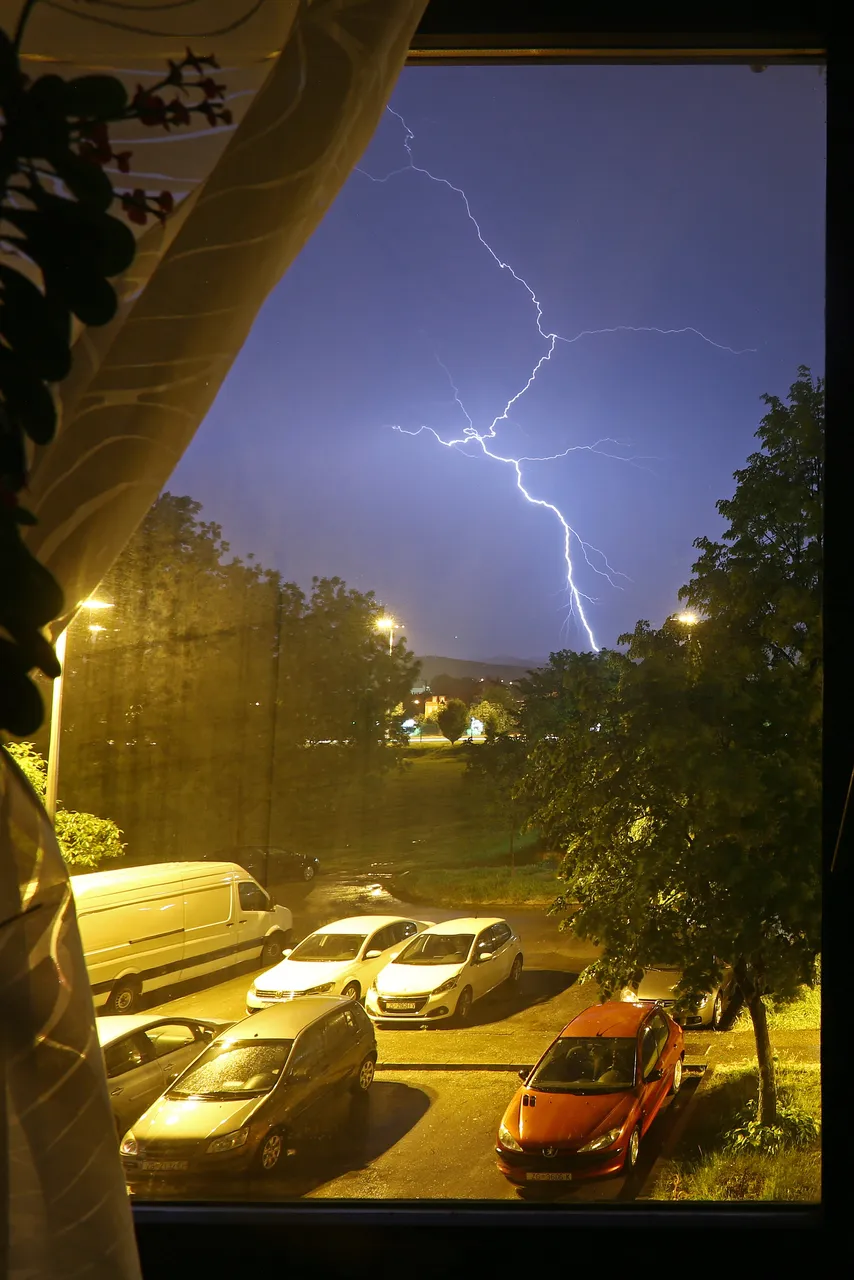 Grmljavinsko nevrijeme praćeno jakim vjetrom i kišom pogodilo je Zagreb