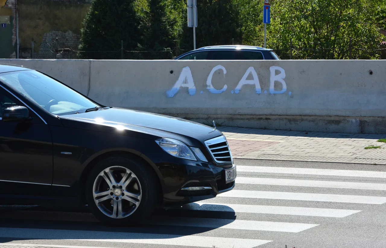 Slavonski Brod: uhićenje Zadranina s natpisom A.C.A.B. na majici inspiriralo grafitere