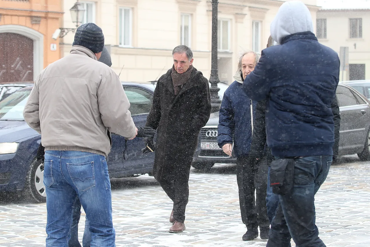 Bandiću ni snijeg ne može ništa: za razliku od ostalih kolega političara, on se Markovim trgom prešetavao u raskopčanom sakou