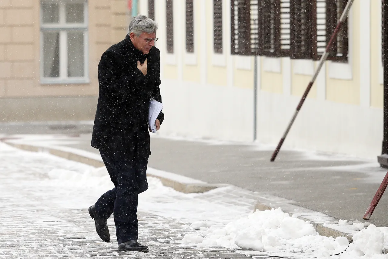 Bandiću ni snijeg ne može ništa: za razliku od ostalih kolega političara, on se Markovim trgom prešetavao u raskopčanom sakou