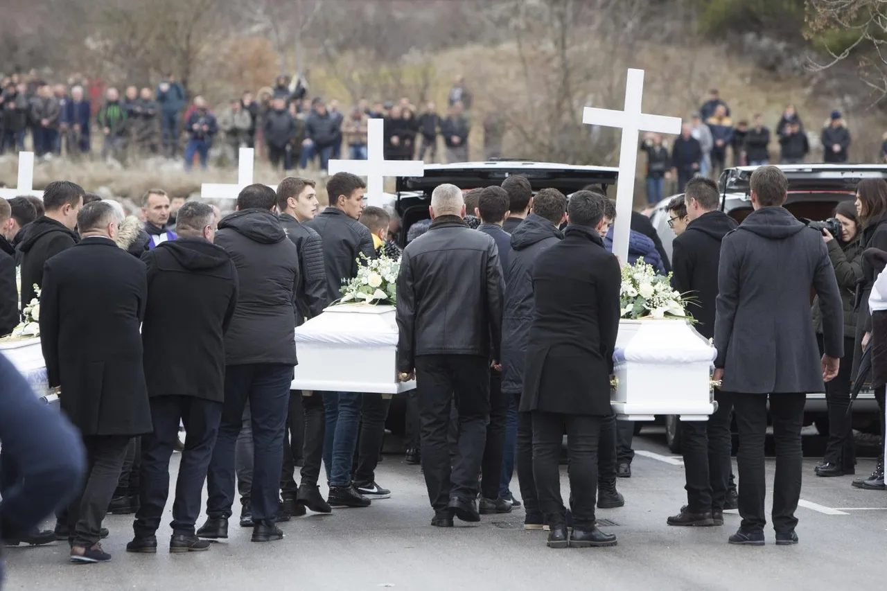 Hercegovina zavijena u crno: Prijatelji nose lijesove. Čuju se samo suze i jecaji